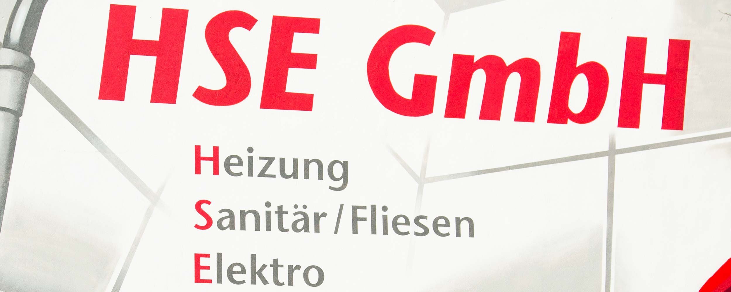 Das Logo von HSE GmbH zeigt die Bereiche Heizung, Sanitär/Fliesen und Elektro in klaren, auffälligen Buchstaben.