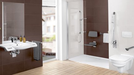 Ein barrierefreies Bad und einem eingebauten Stuhl in der Dusche