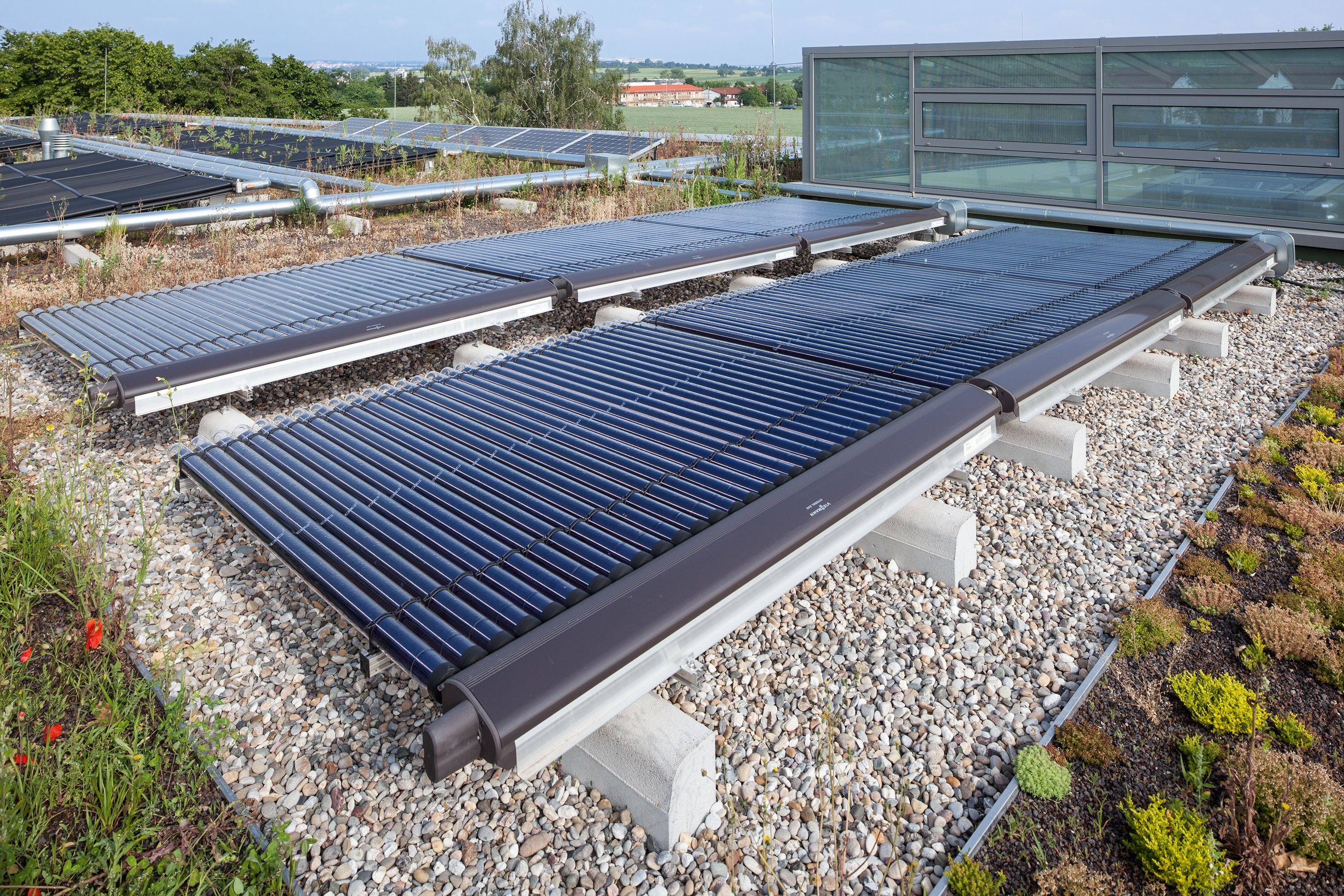Eine Solar- und Photovoltaikanlage auf einem Gewerbedach