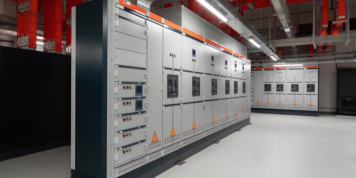 Industrieverteiler in einer Gewerbehalle